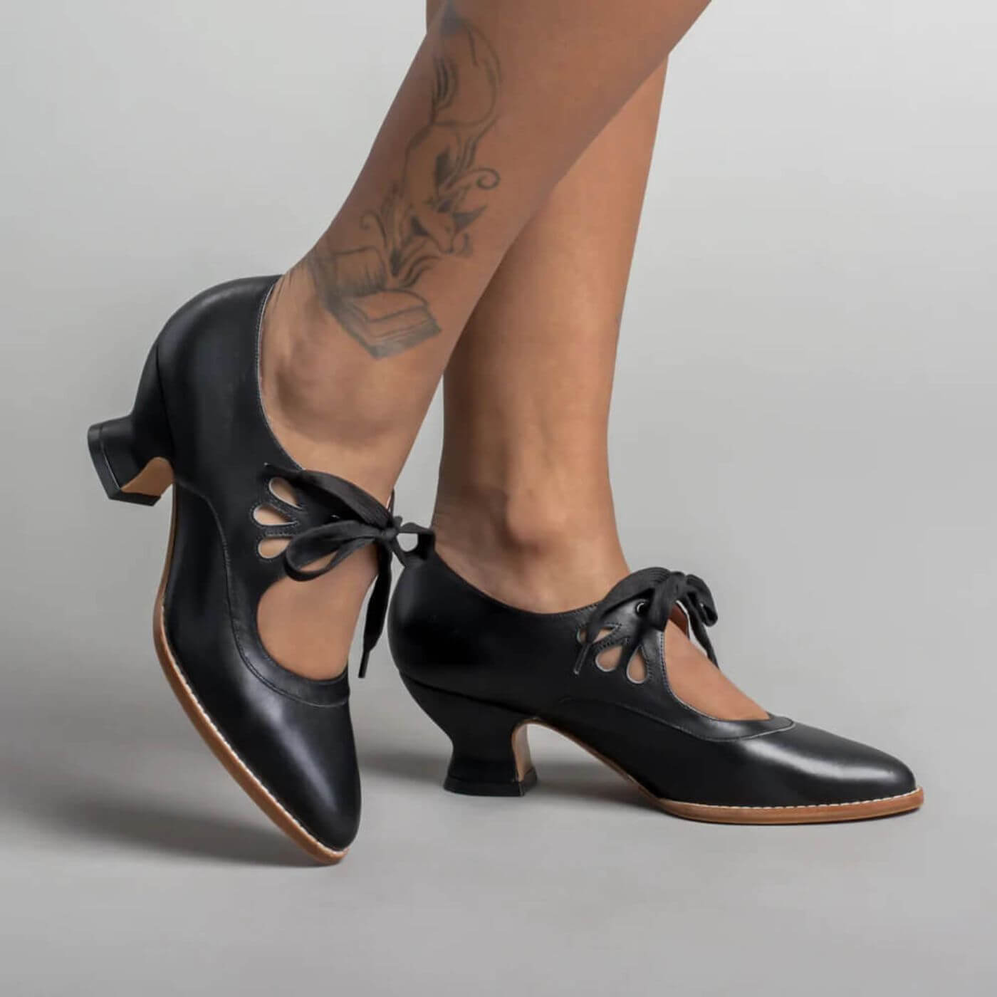 Edle schwarze Lederpumps im Vintage-Stil mit Schnürung und mittelhohem Absatz, stilvoll und bequem.