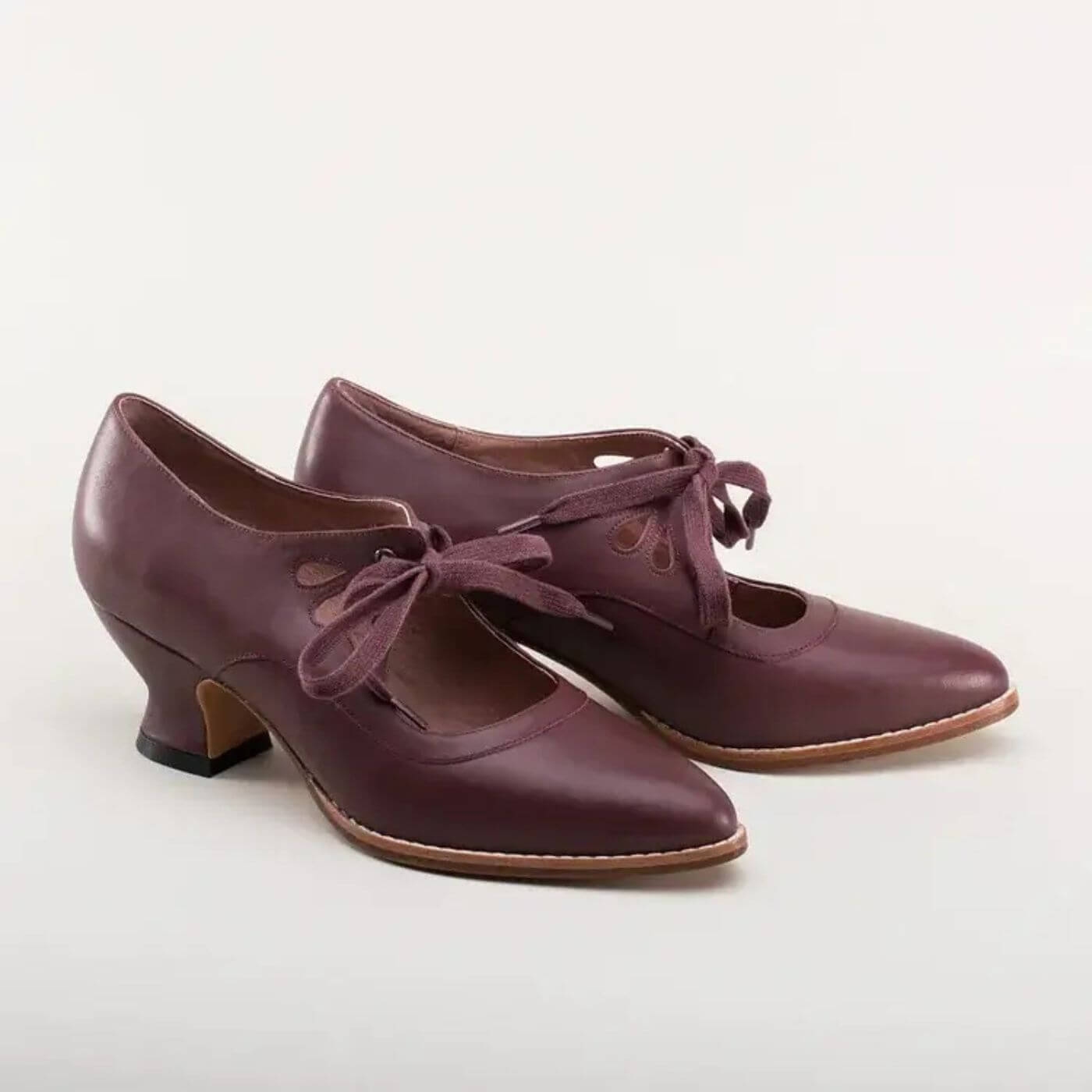 Retro-Stil karminrote Lederpumps mit filigranen Cut-outs und Schnürung.