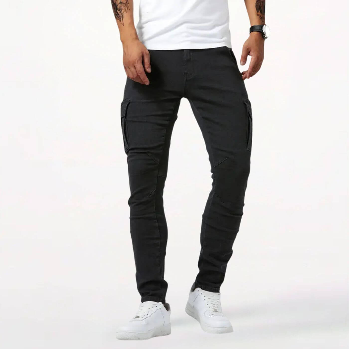 Schwarze Slim-Fit-Cargo-Jeans für Herren mit mehreren Taschen und Stretchmaterial. Ein vielseitiges und modernes Mode-Essential.
