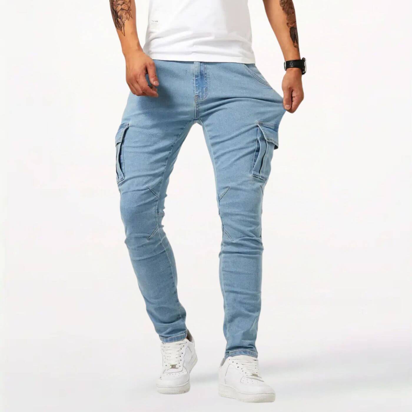 Hellblaue Cargo-Jeans für Herren mit Slim-Fit-Design und Stretchstoff. Lässig und bequem für den Alltag.