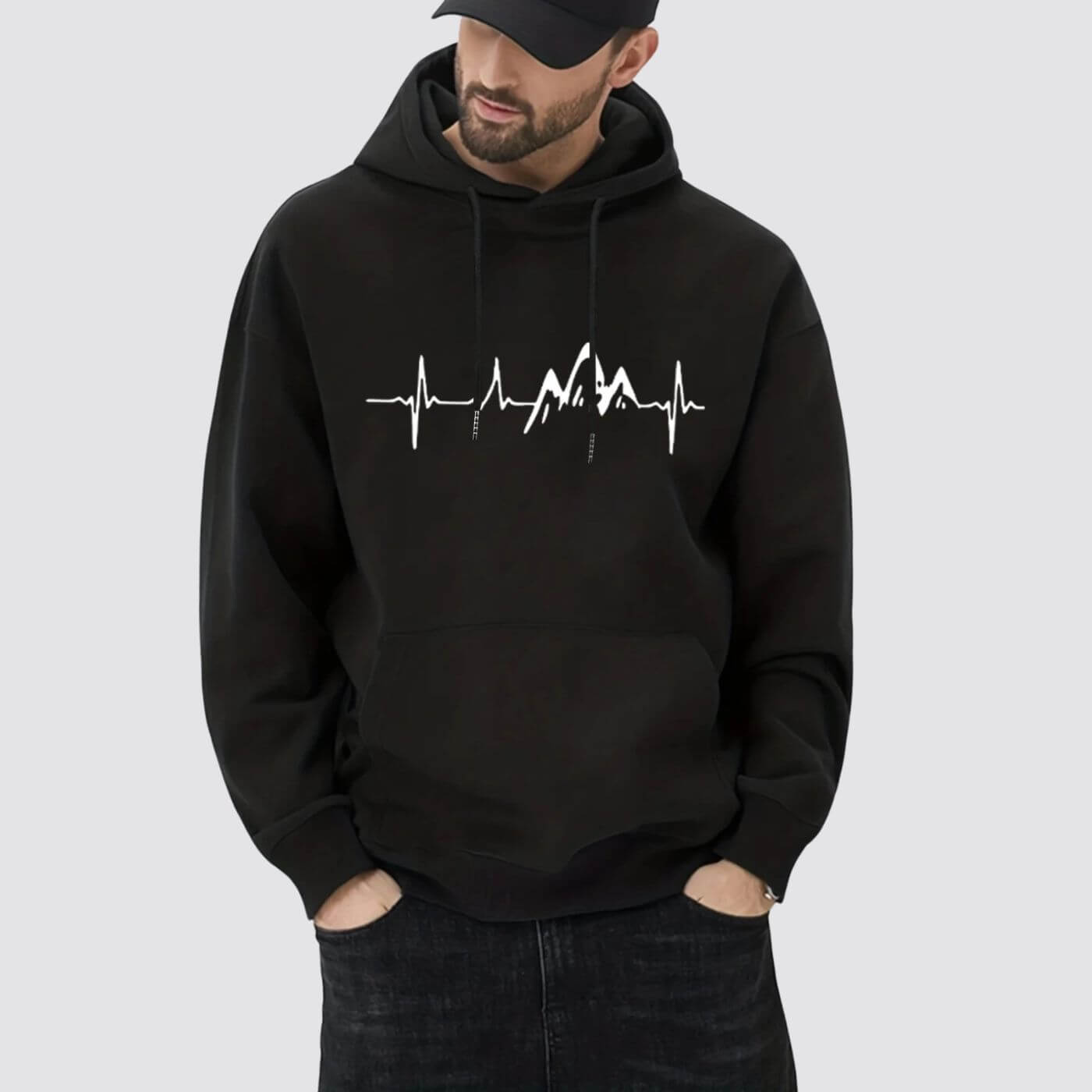 Modell trägt ein schwarzes Sweatshirt mit Berg-Herzschlag, lockere Passform