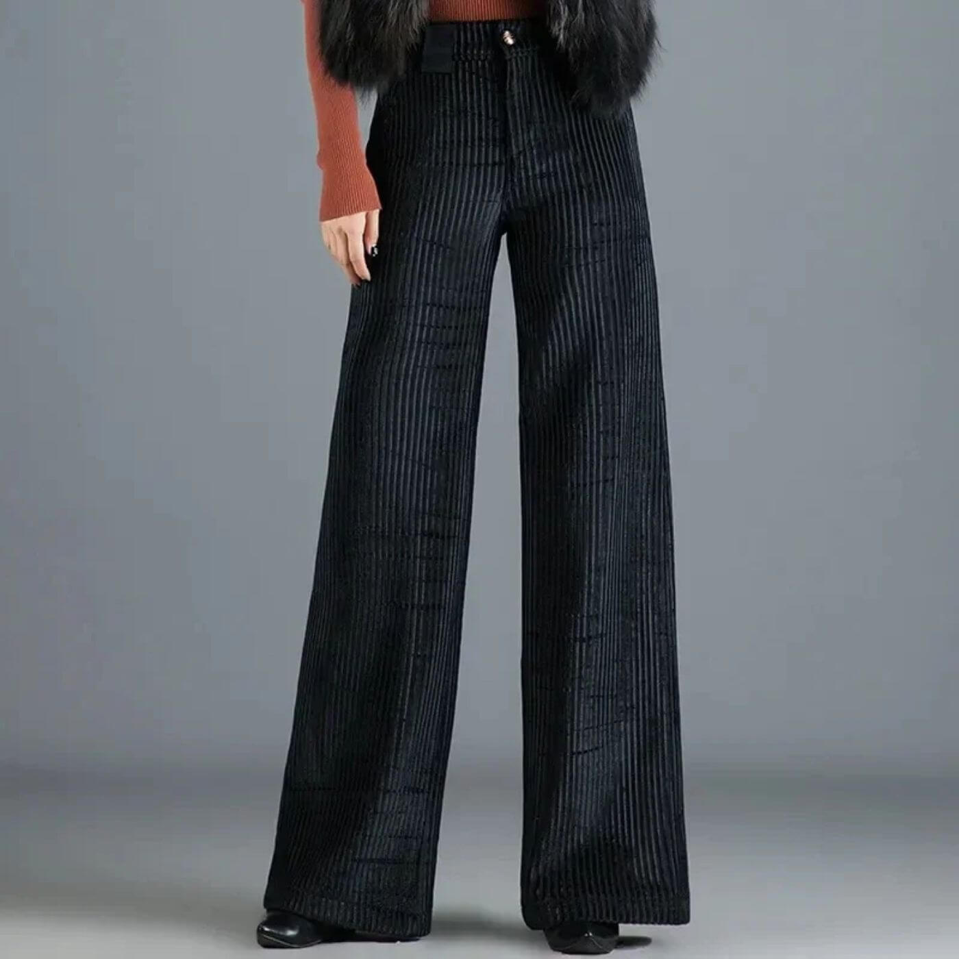 Pantalon large en velours côtelé noir au design intemporel et élégant.
