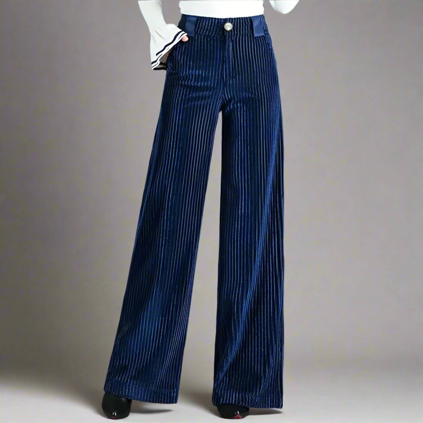 Pantalon en velours côtelé bleu marine à taille haute, idéal pour un style élégant.