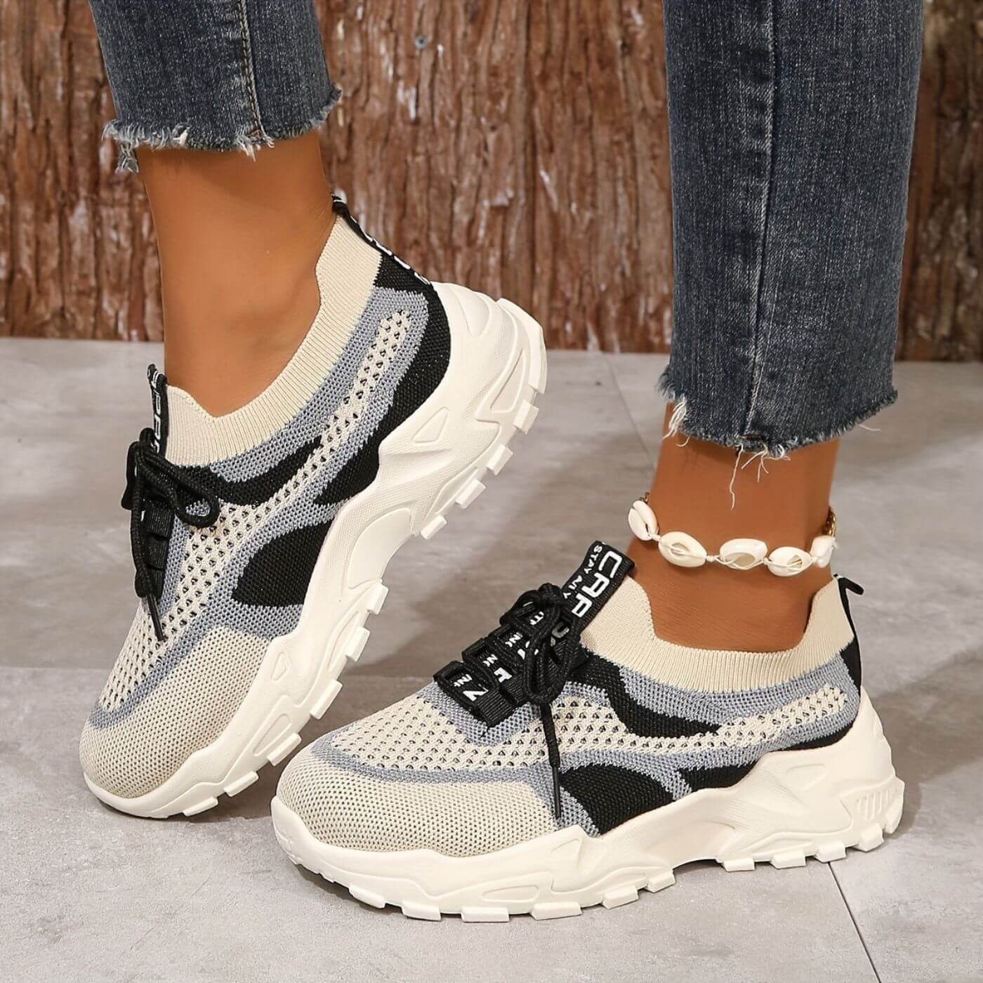 Damen-Sneaker in Beige und Schwarz mit Mesh-Details