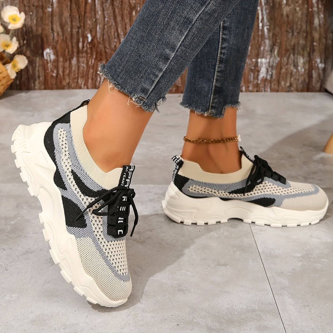 Beigefarbene Strick-Sneaker mit hoher Sohle und schwarzen Schnürsenkeln
