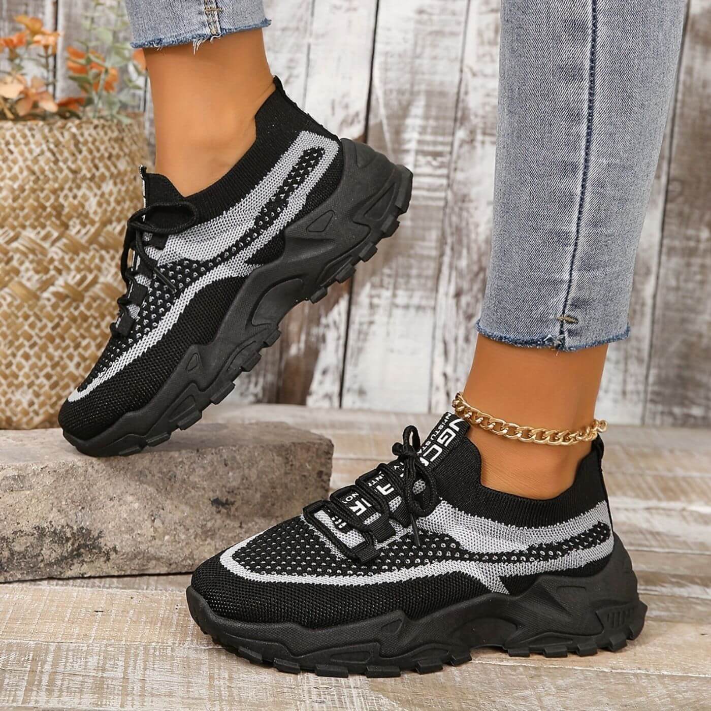 Schwarze Strick-Sneaker mit weißer Sohle drinnen getragen