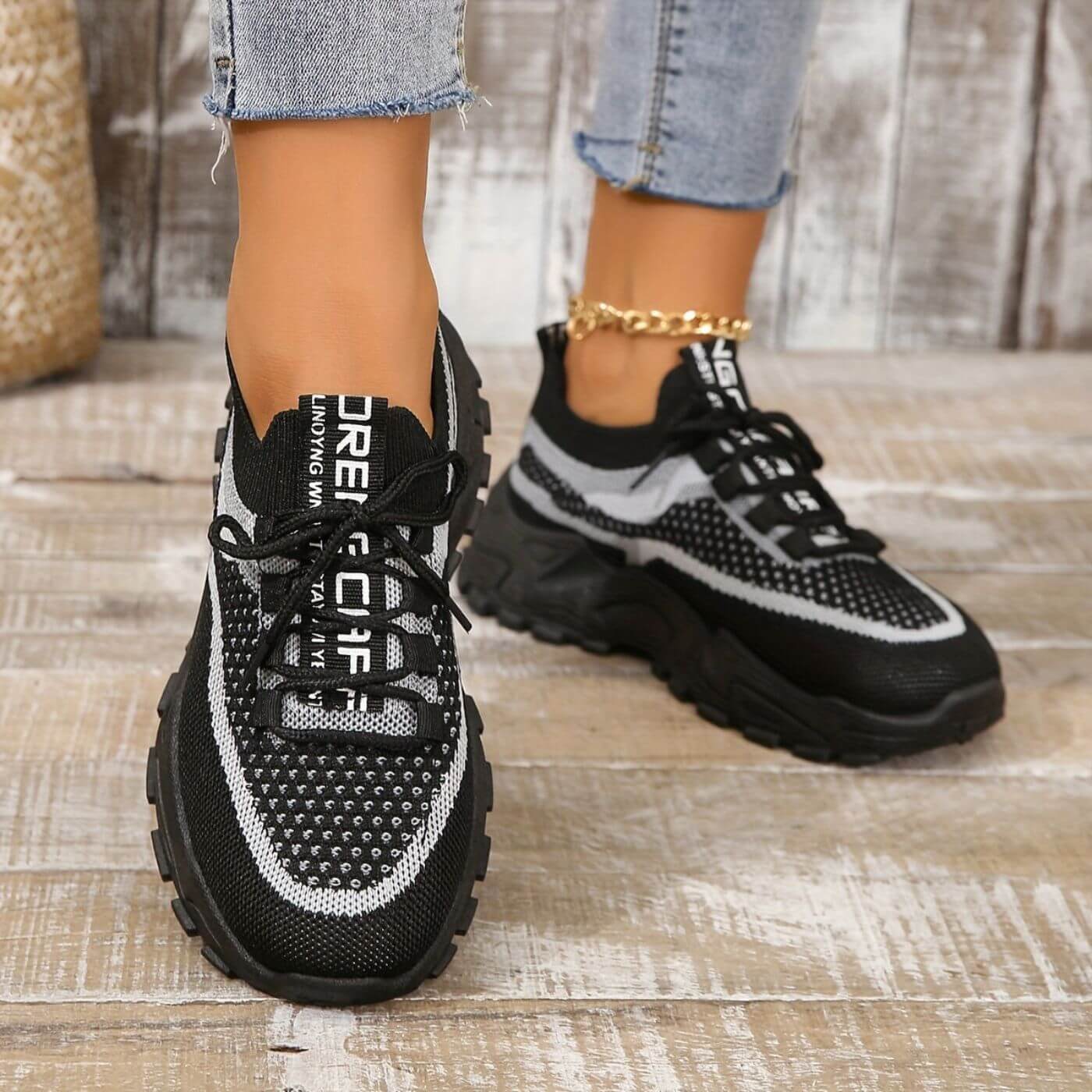 Schwarze und graue Chunky-Strick-Sneaker mit Fußkettchen gestylt