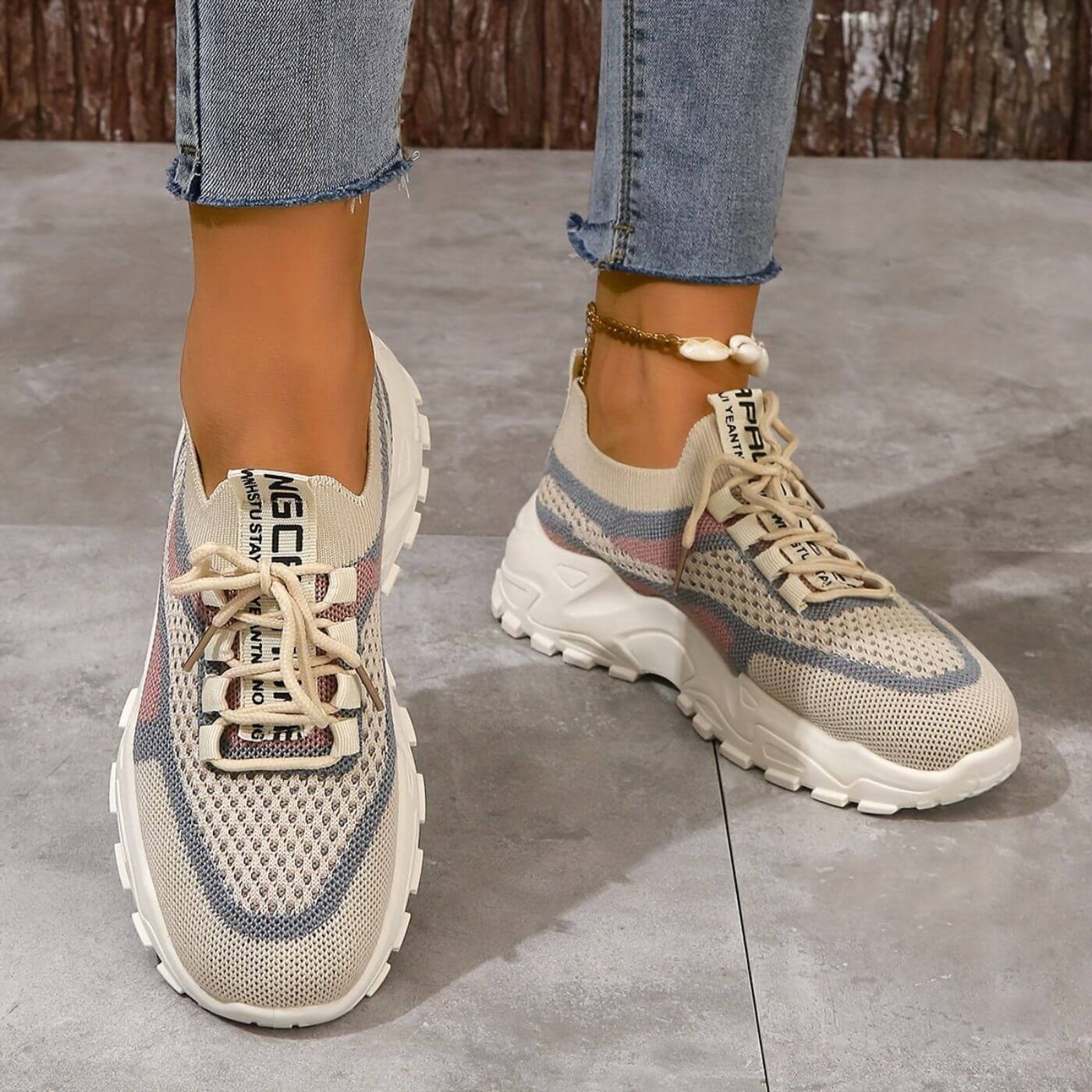 Rosa Mesh-Sneaker mit dicker Sohle drinnen getragen