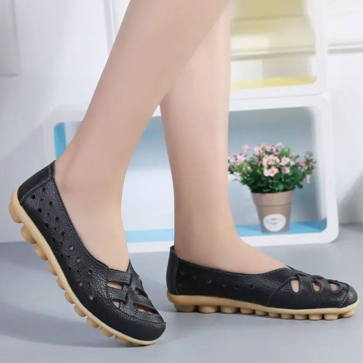 Schwarze Gehschuhe getragen mit perforiertem Obermaterial und weicher Laufsohle