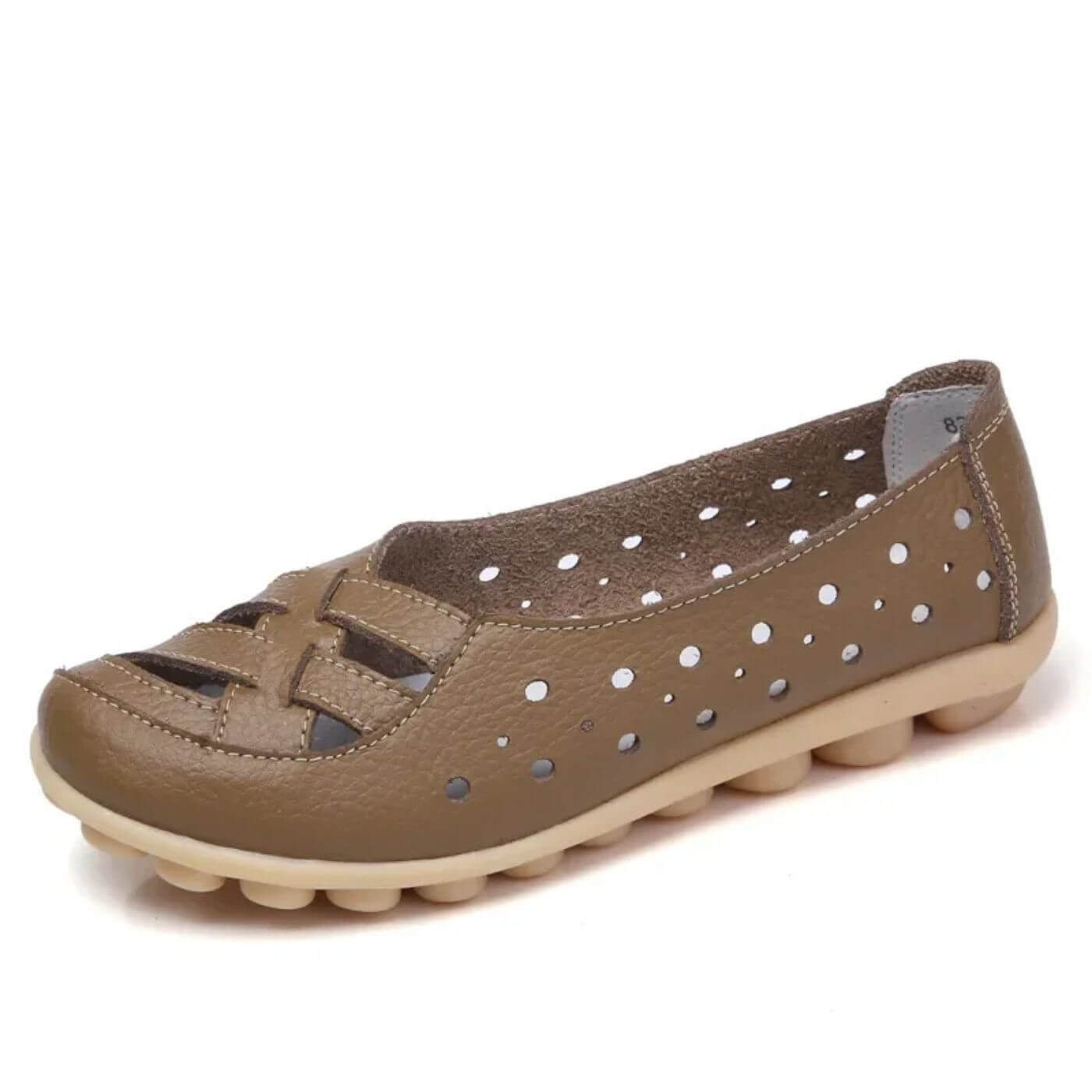 Hellbraune orthopädische Slipper für Damen mit Fußgewölbestütze.