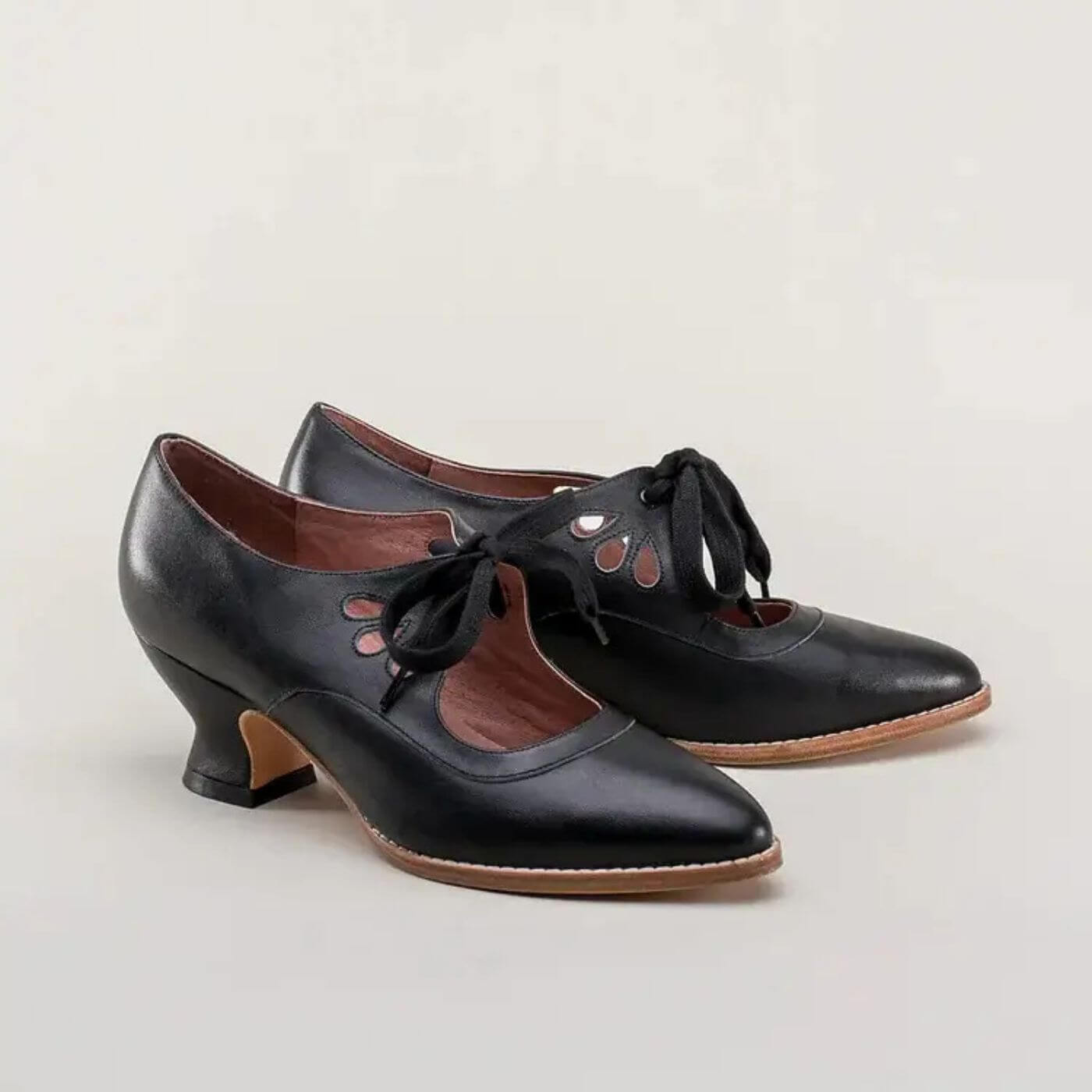 Raffinierte schwarze Lederschnürpumps mit Vintage-Cut-outs für zeitlose Eleganz.