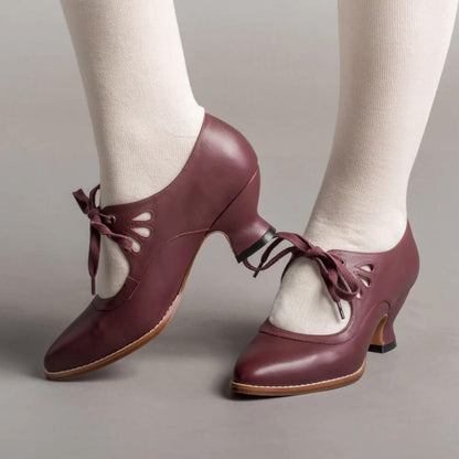 Retro-Stil karminrote Pumps mit weißen Strümpfen getragen, ideal für ein Vintage-Outfit.