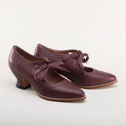 Retro-Stil karminrote Lederpumps mit filigranen Cut-outs und Schnürung.