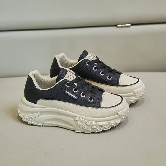 Trendige zweifarbige Sneaker mit bequemer, dicker Sohle für optimalen Stil.