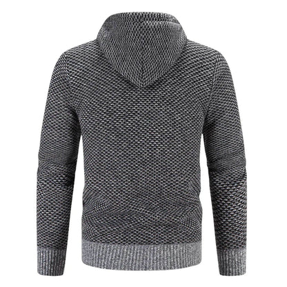 Rückansicht der grauen Strickjacke – Lässige & isolierte Sweatjacke