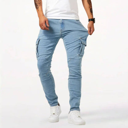 Hellblaue Cargo-Jeans für Herren mit Slim-Fit-Design und Stretchstoff. Lässig und bequem für den Alltag.