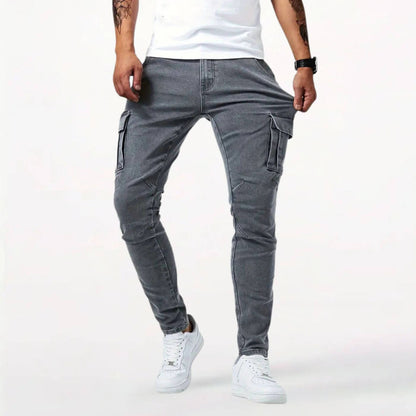 Graue Slim-Fit-Cargo-Jeans für Herren mit Stretchstoff und mehreren Taschen. Eine stilvolle und funktionale Wahl für den Alltag.