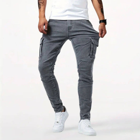 Graue Slim-Fit-Cargo-Jeans für Herren mit Stretchstoff und mehreren Taschen. Eine stilvolle und funktionale Wahl für den Alltag.
