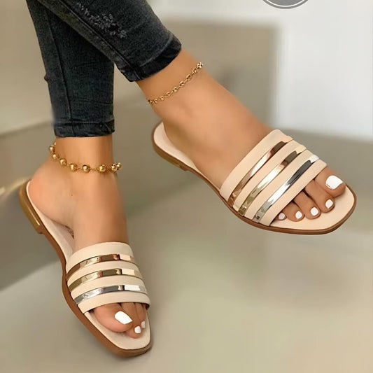 Beige Freizeit-Sandalen auf Modell