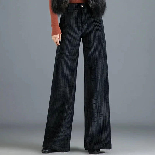 Pantalon large en velours côtelé noir au design intemporel et élégant.