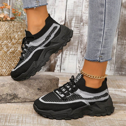 Schwarze Strick-Sneaker mit weißer Sohle drinnen getragen