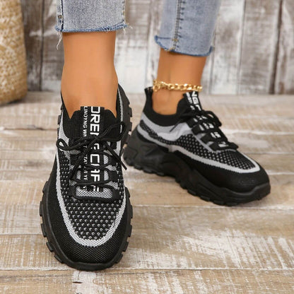 Schwarze und graue Chunky-Strick-Sneaker mit Fußkettchen gestylt