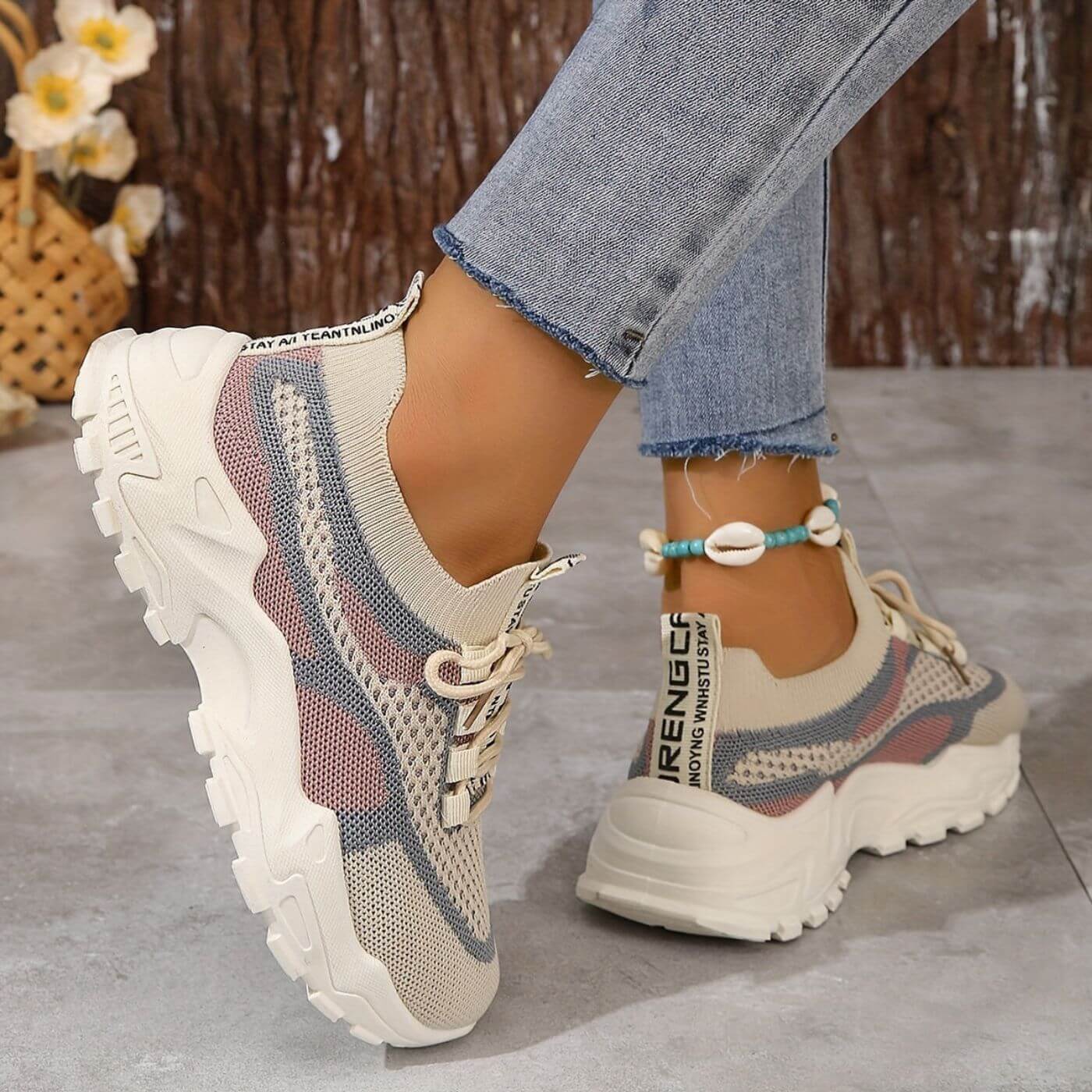 Rosa-beigefarbene Strick-Sneaker mit dicker Sohle und Textlasche