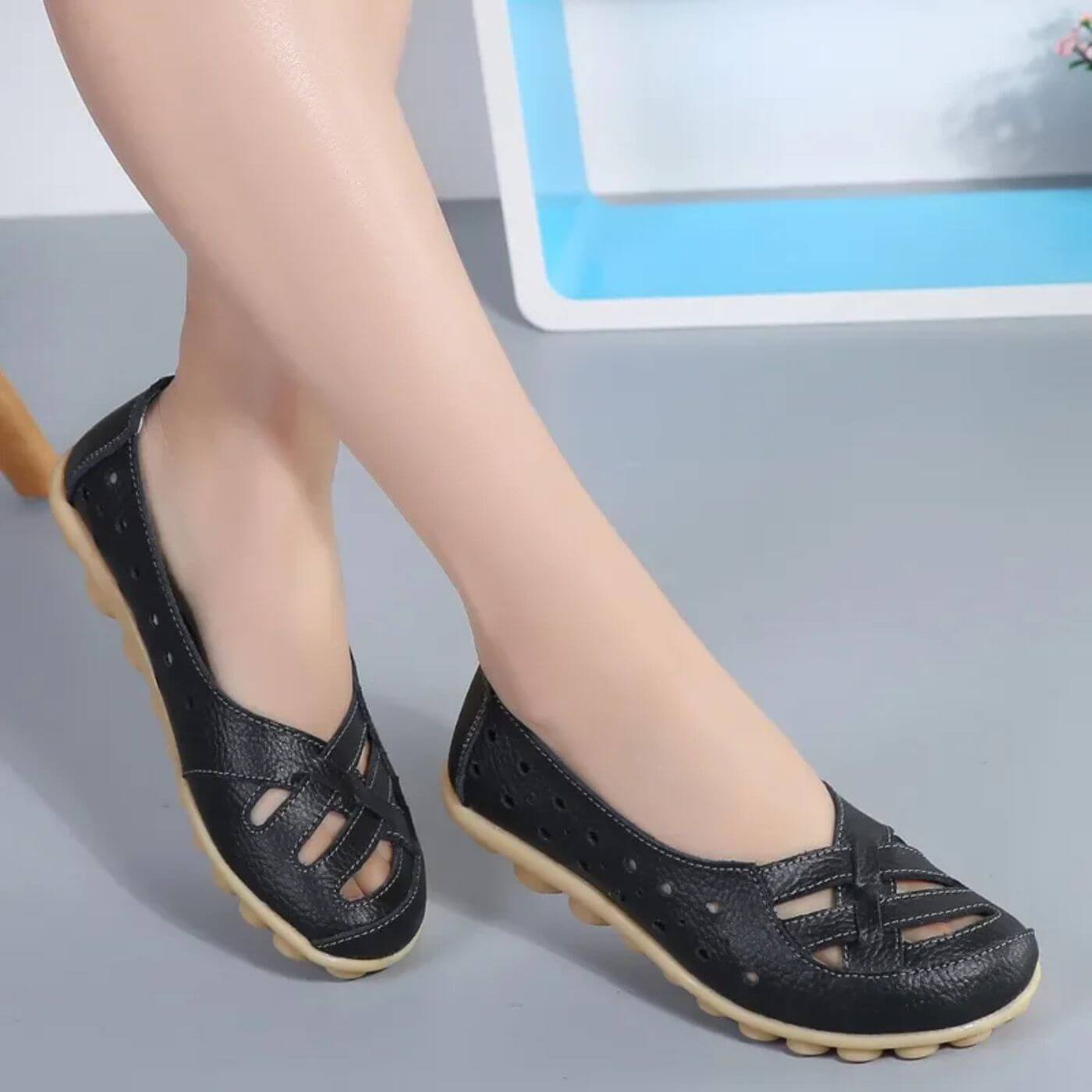 Leichte schwarze Ballerinas getragen mit rutschfester Sohle